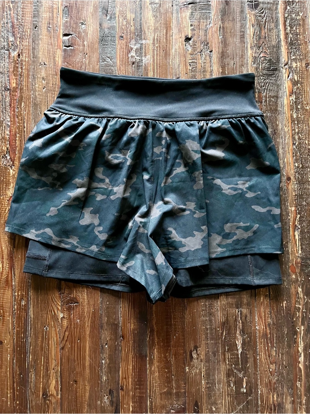 SPANX by Sara Blakely ON THE GO Black Green & Gray Camouflage Active Shorts Sz M